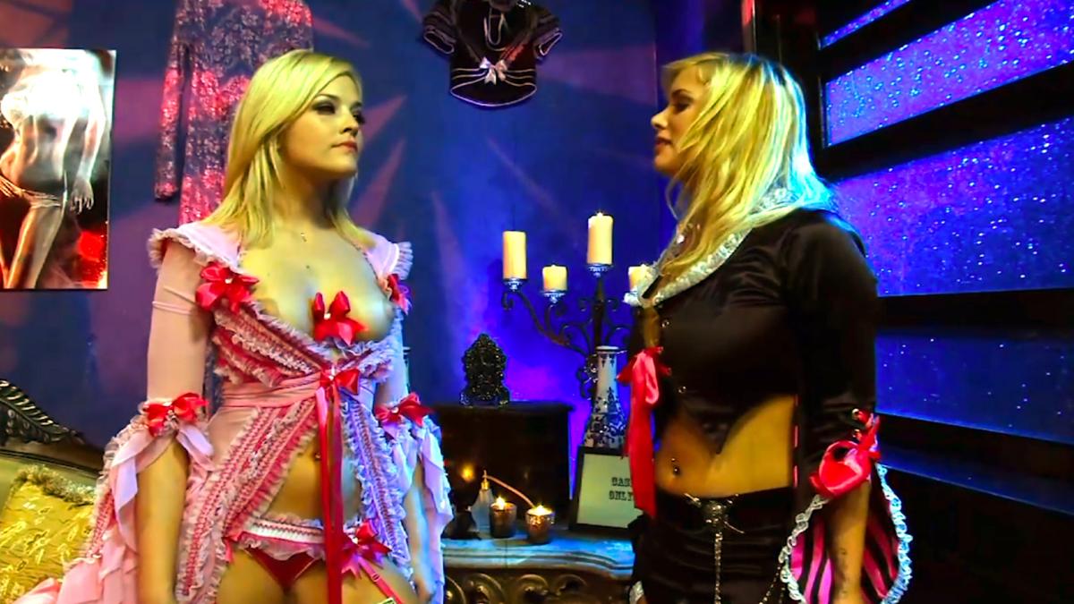 2 Blonde Fetish Bitches in sexy Costumes